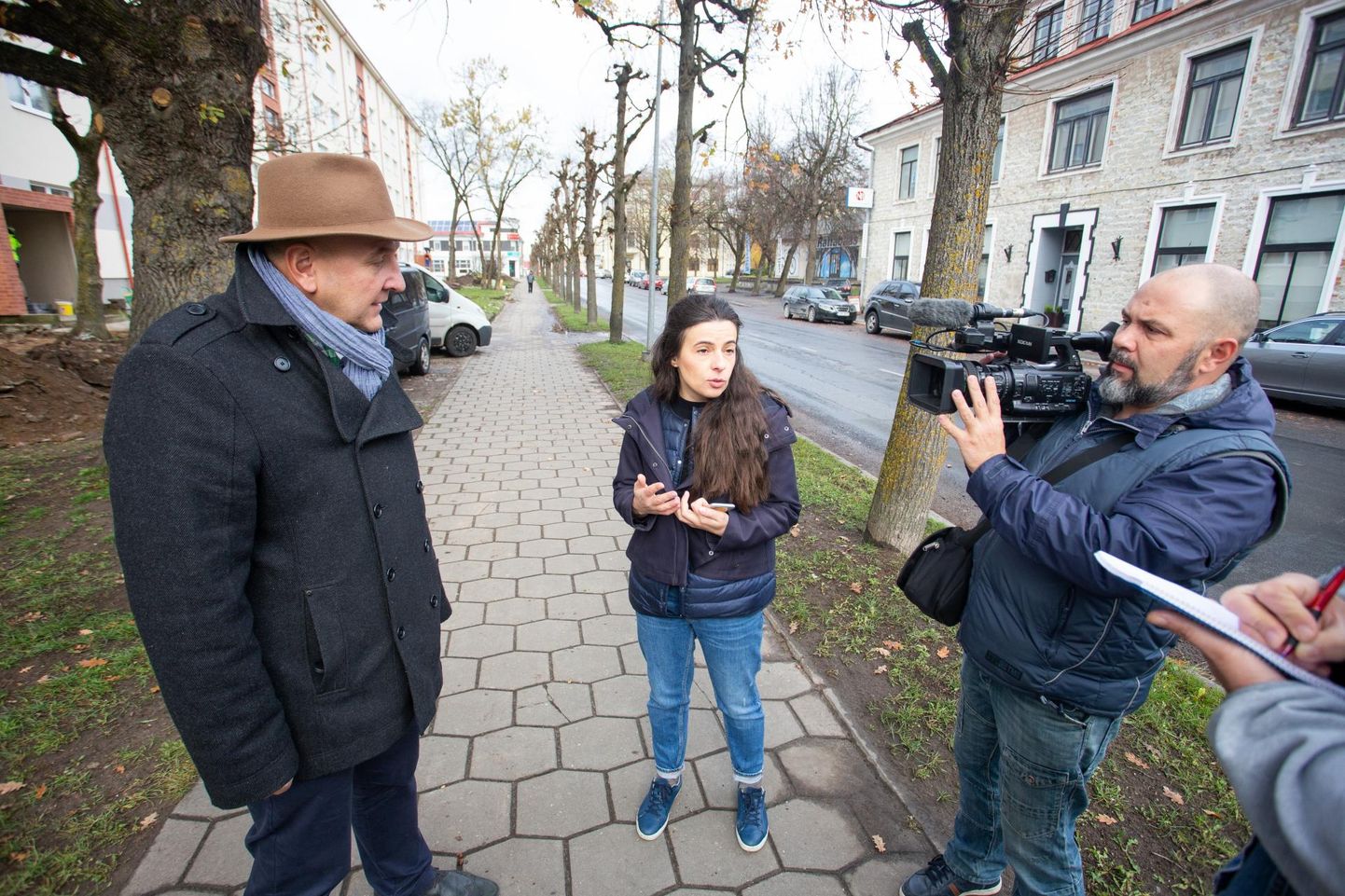 Eesti renoveeritud kortermajad pakuvad huvi ka välismaalastele. Talvel võõrustas Andres Jaadla (vasakul) Ukraina ajakirjanikke, kes tegid Rakverest selleteemalise telesaate.