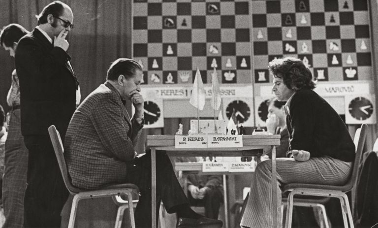 Rahvusvahelisel maleturniiril Tallinn-1975 on vastamisi läinud Paul Keres ja Boriss Spasski.