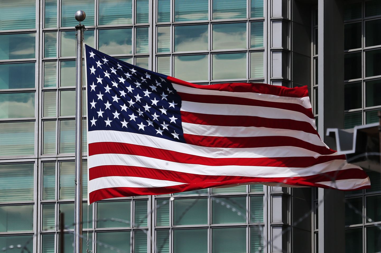 Флаг США у посольства в Москве. Иллюстративное фото.