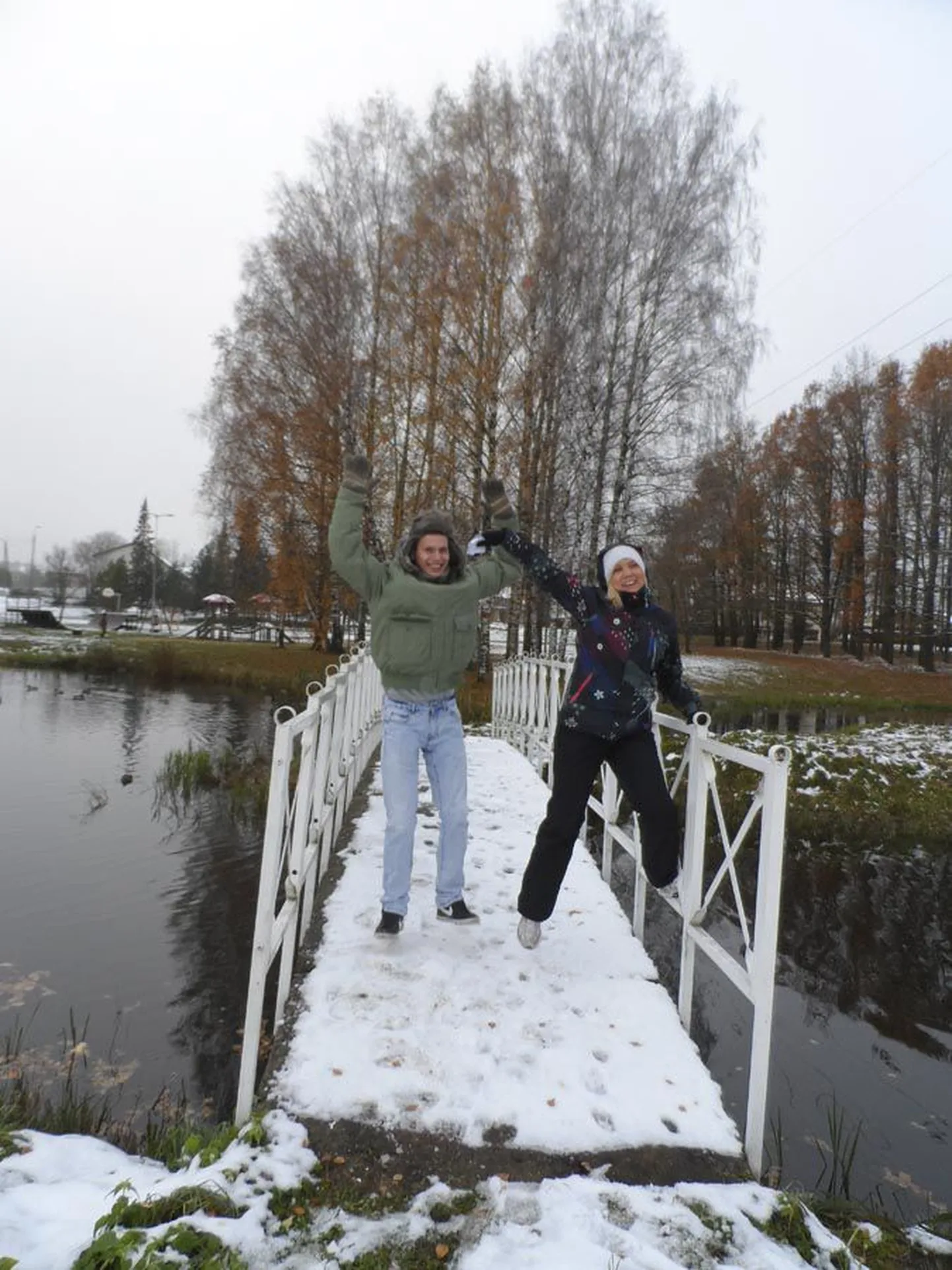 Ühe ülesandena tuli ära lugeda, mitu valgete käsipuudega silda on Valuoja orus. Linnamängus osaleja Aleksei Širokov ja üks linnamängu eestvedajatest Lenna Põder said neid vaatele ja mälule tuginedes kokku kolm.