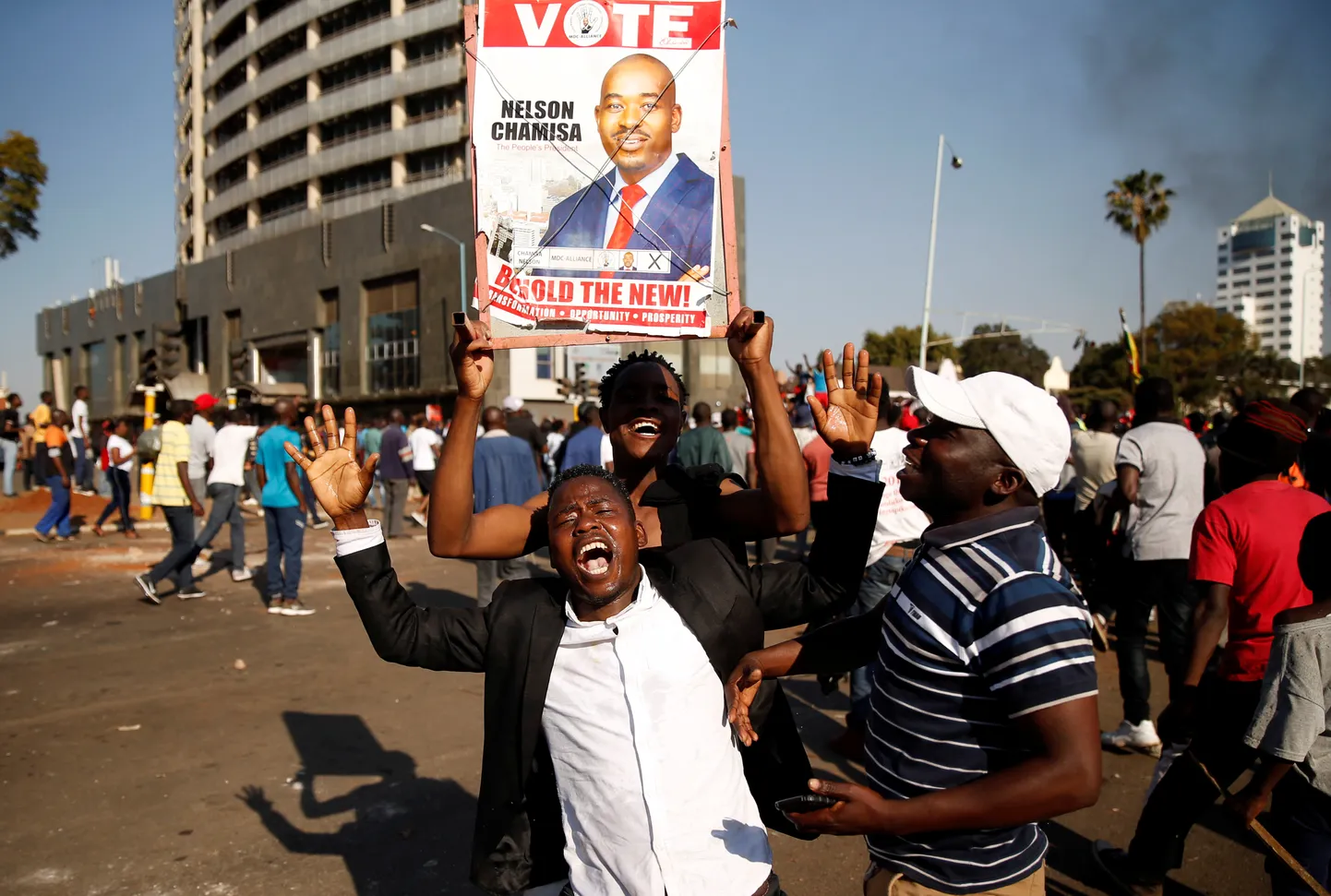 Nelson Chamisa opositsioonipartei toetajad ootavad valimistulemuste avaldamist.