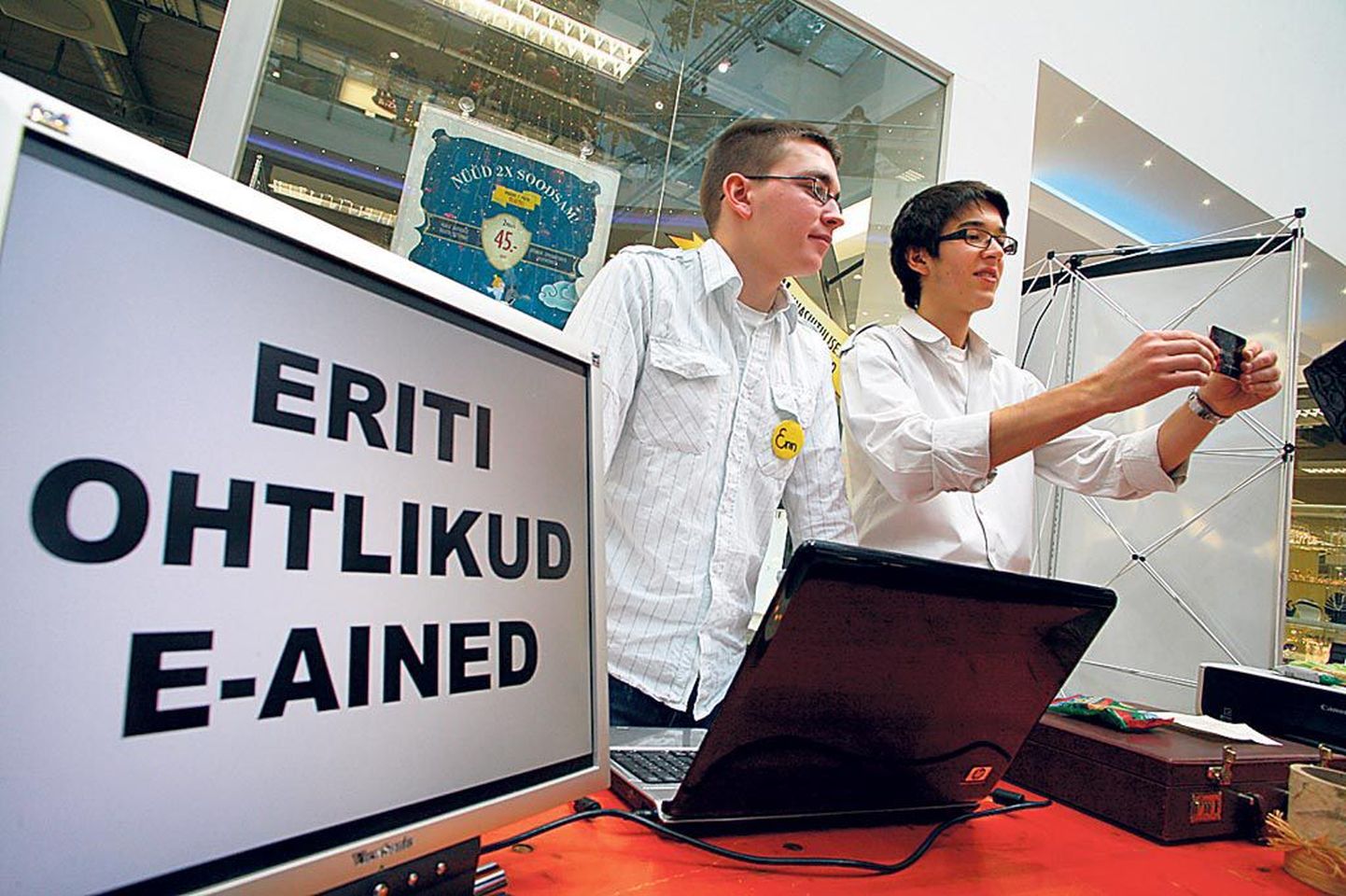 Andraš Tšitškani ja Enn Mäeoru õpilasfirma E-ained nõustab inimesi kahjulike ainete suhtes.