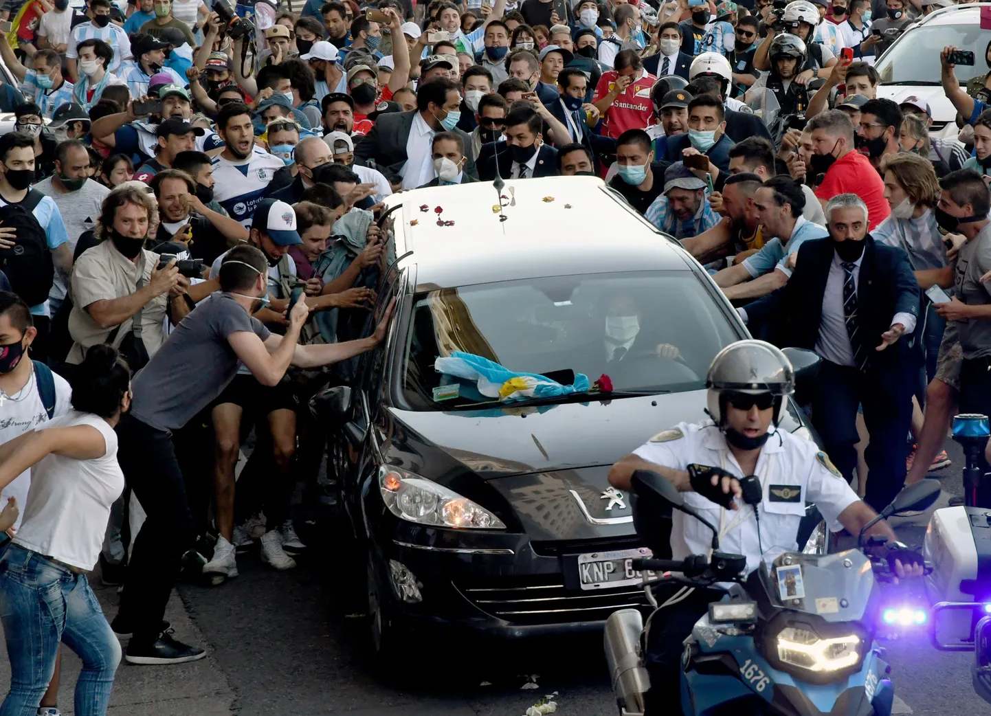 Diego Maradona matuse rongkäik Buenos Aireses.