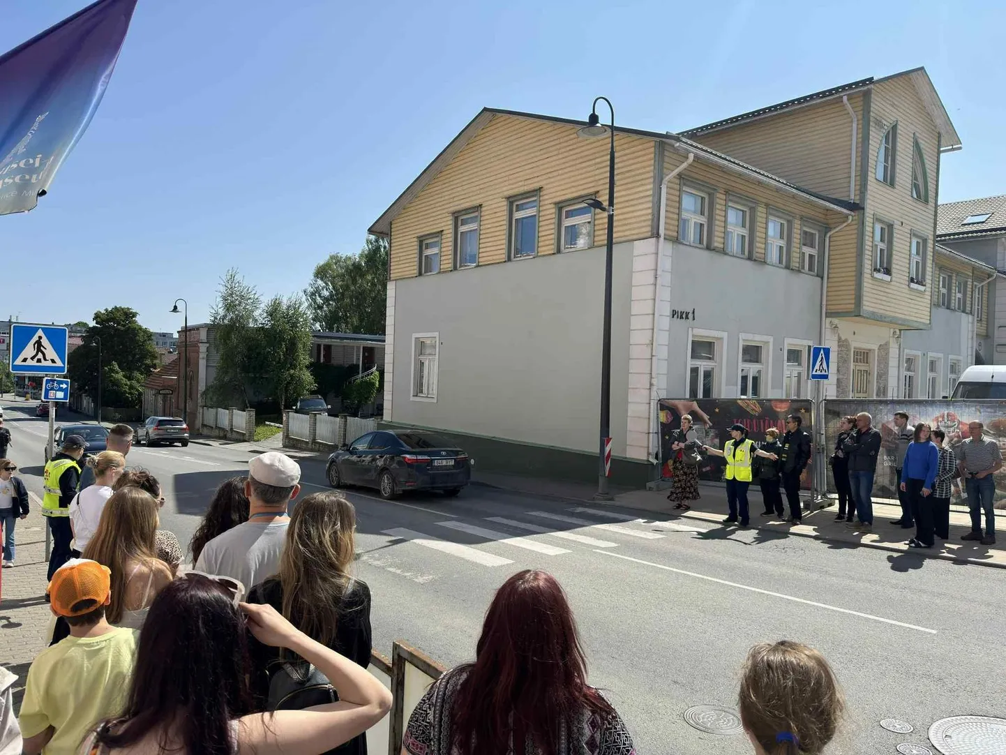 Liikluskorraldajad on valmis rahvamassi ohjama kasvõi oma kehaga.
