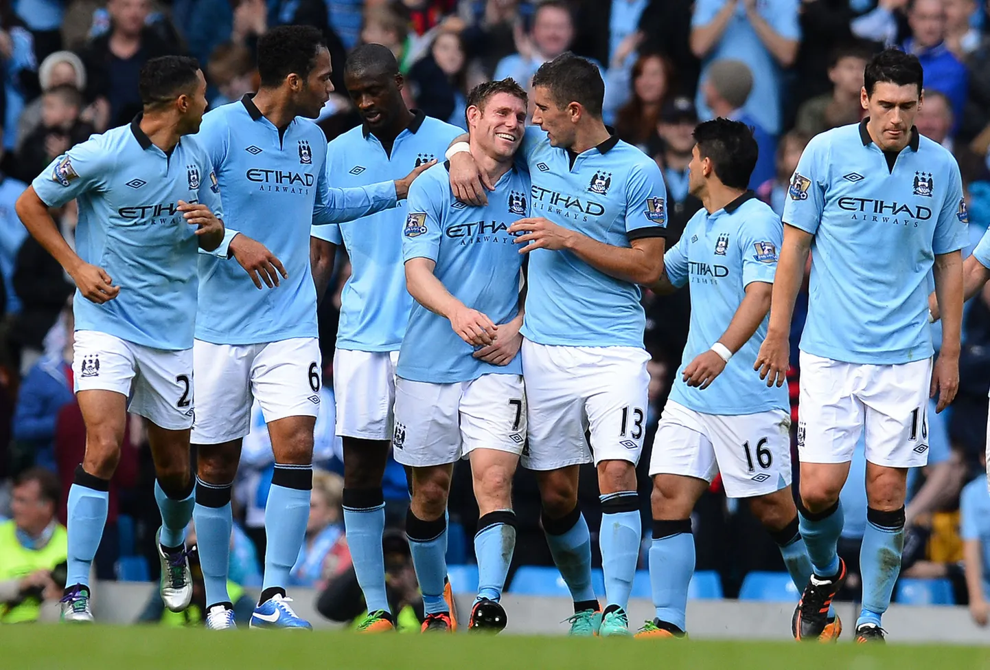 Manchester City mängijad väravat tähistamas.