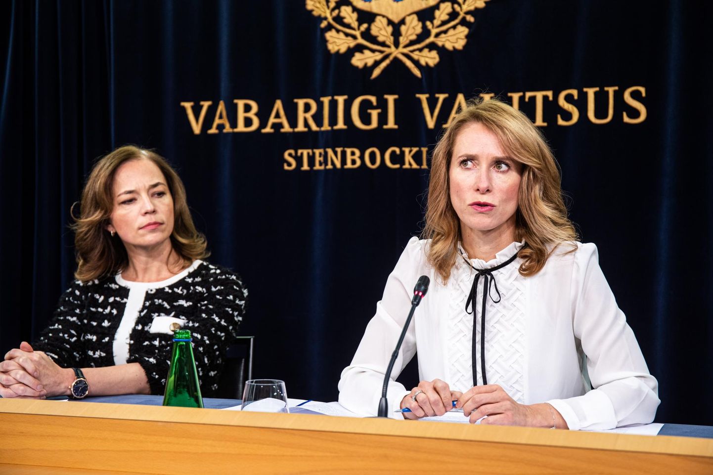 Haridus- ja teadusminister Liina Kersna (vasakul) ja peaminister Kaja Kallas ajakirjanikele selgitusi jagamas.