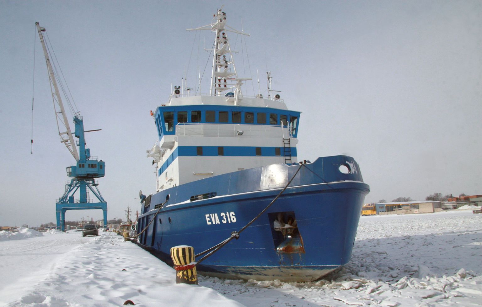 Pärnu ja Riia lahel murrab jääd veeteede ameti mitmeotstarbeline alus EVA-316.
