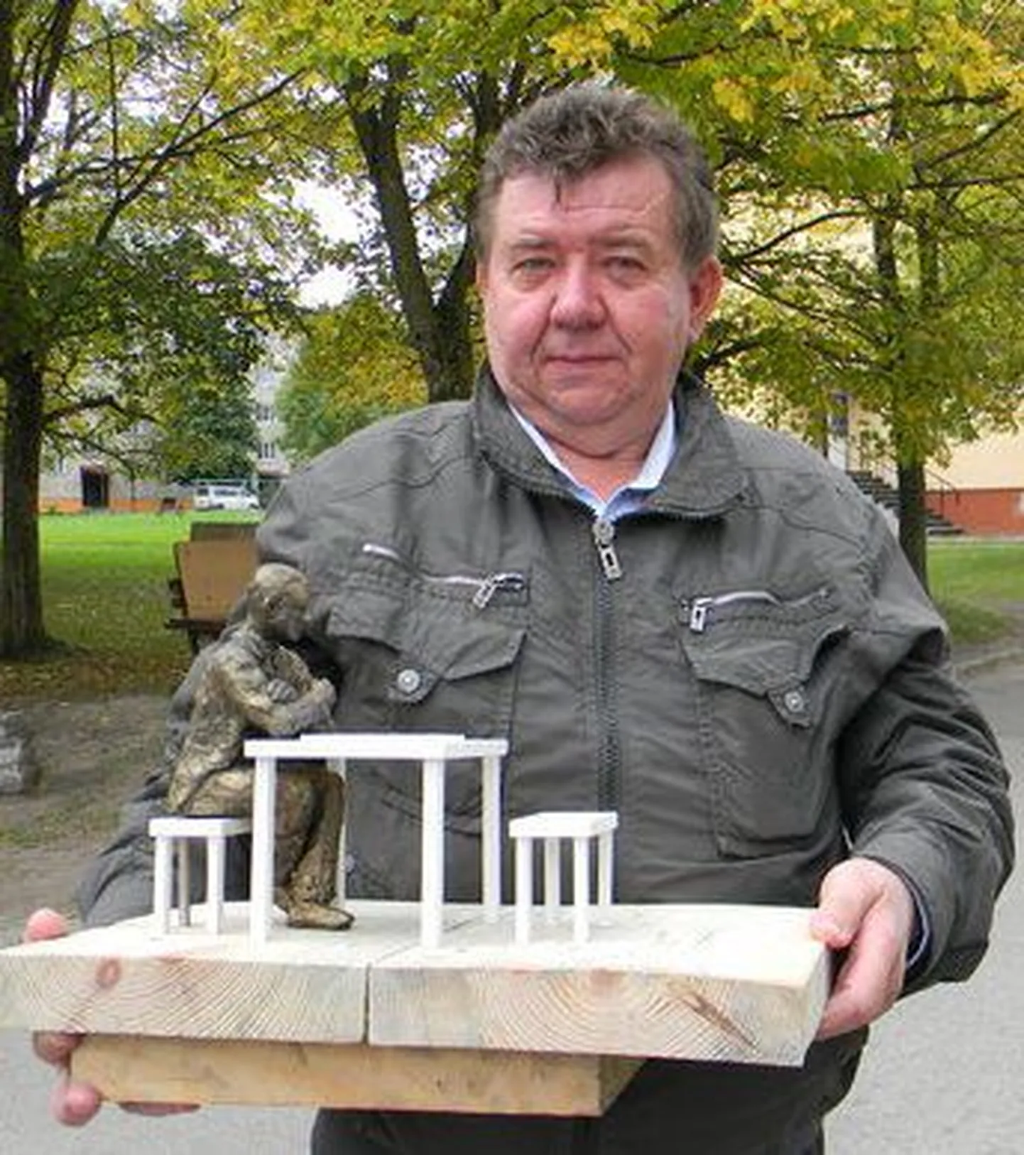 Vladimir Butuzov Kerese monumendi miniatuurse versiooniga.