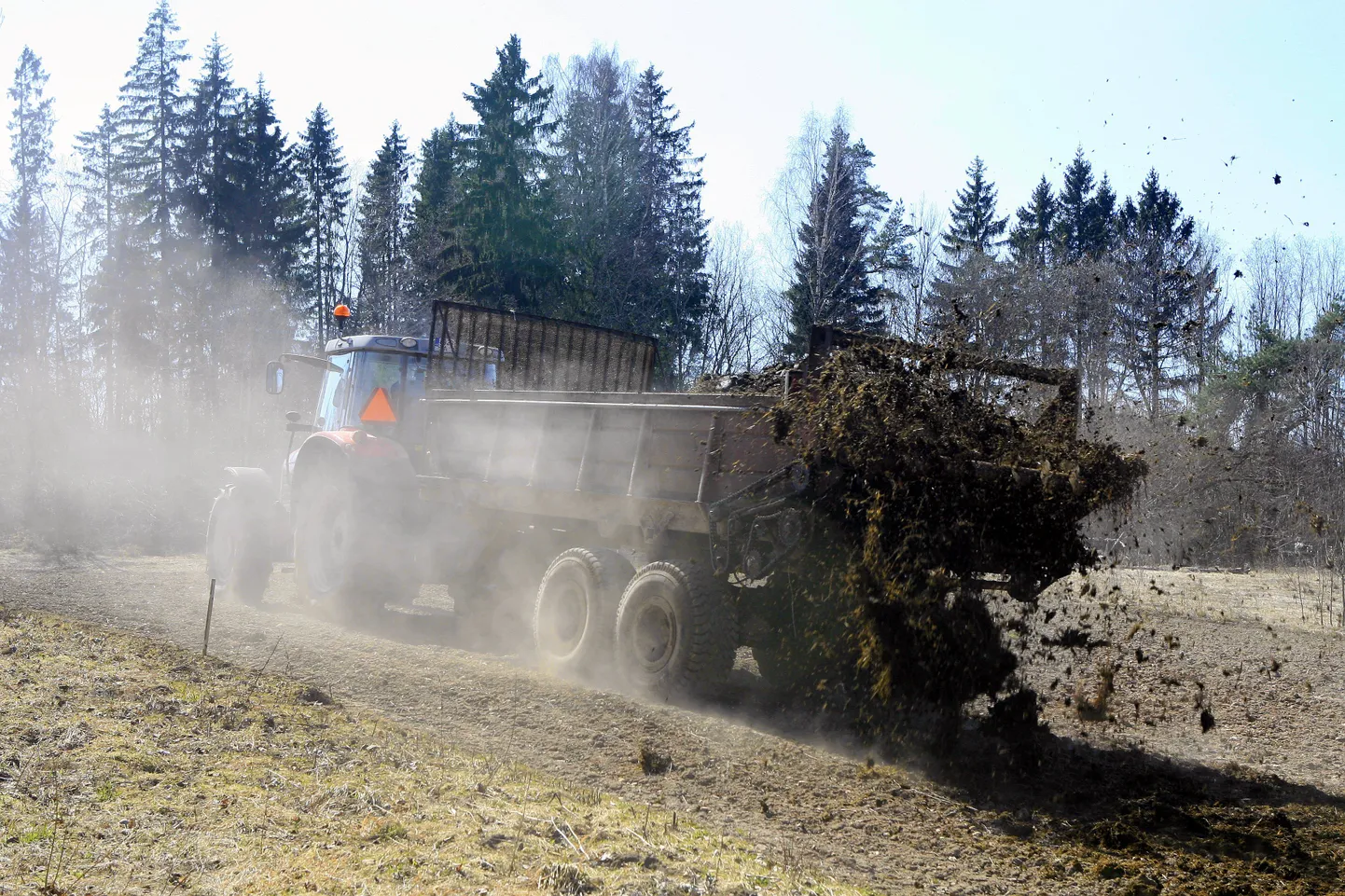 Sõnniku laotamine põllule. Foto on illustratiivne.