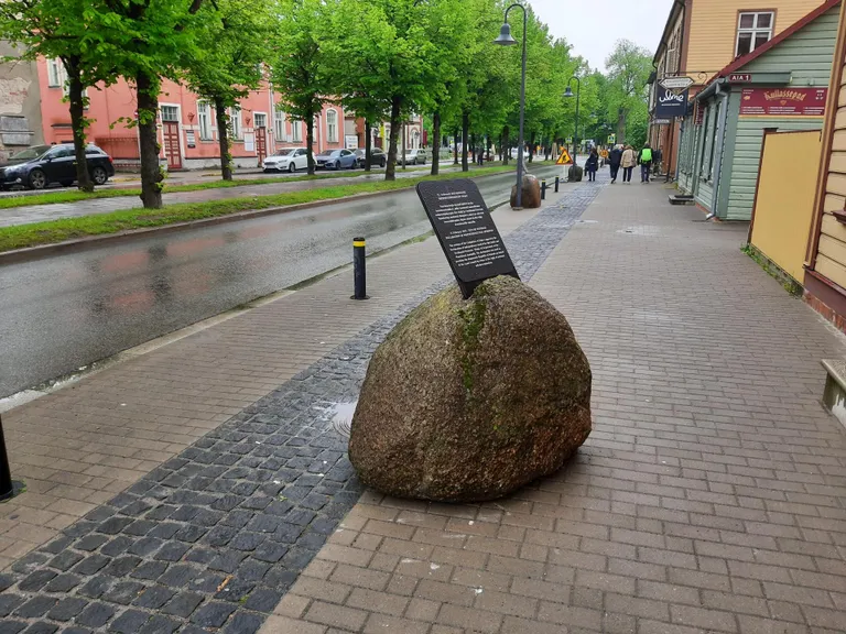 Kuidas sai mitme tonni raskune raudkivi keset kõnniteed?