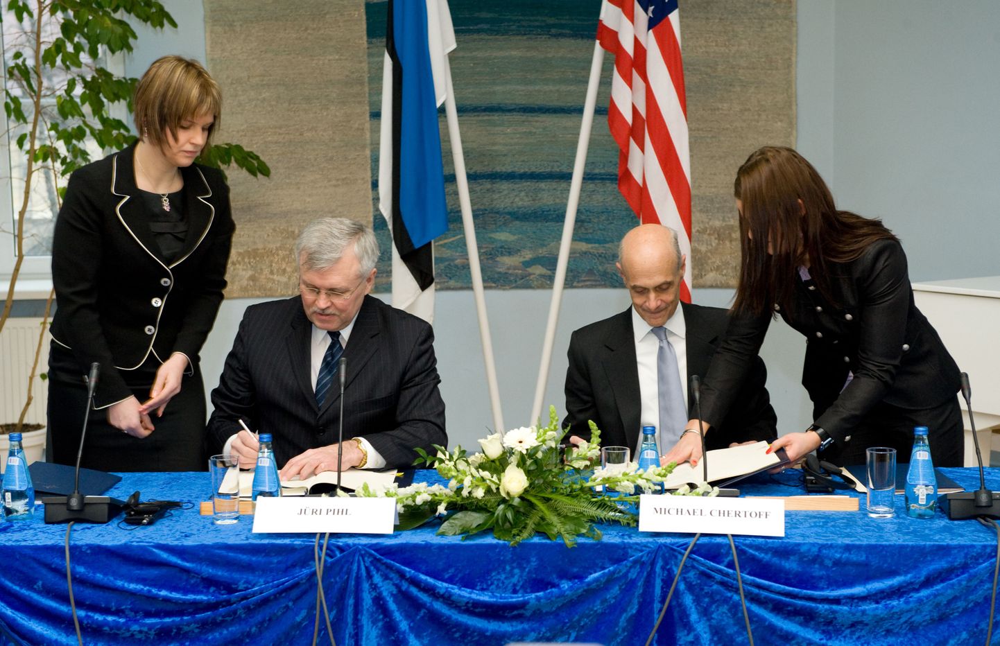 USA ja Eesti viisavabaduse memorandumi allkirjastamine, pildil on siseminister Jüri Pihl ja Ühendriikide sisejulgeoleku minister Michael Chertoff.
