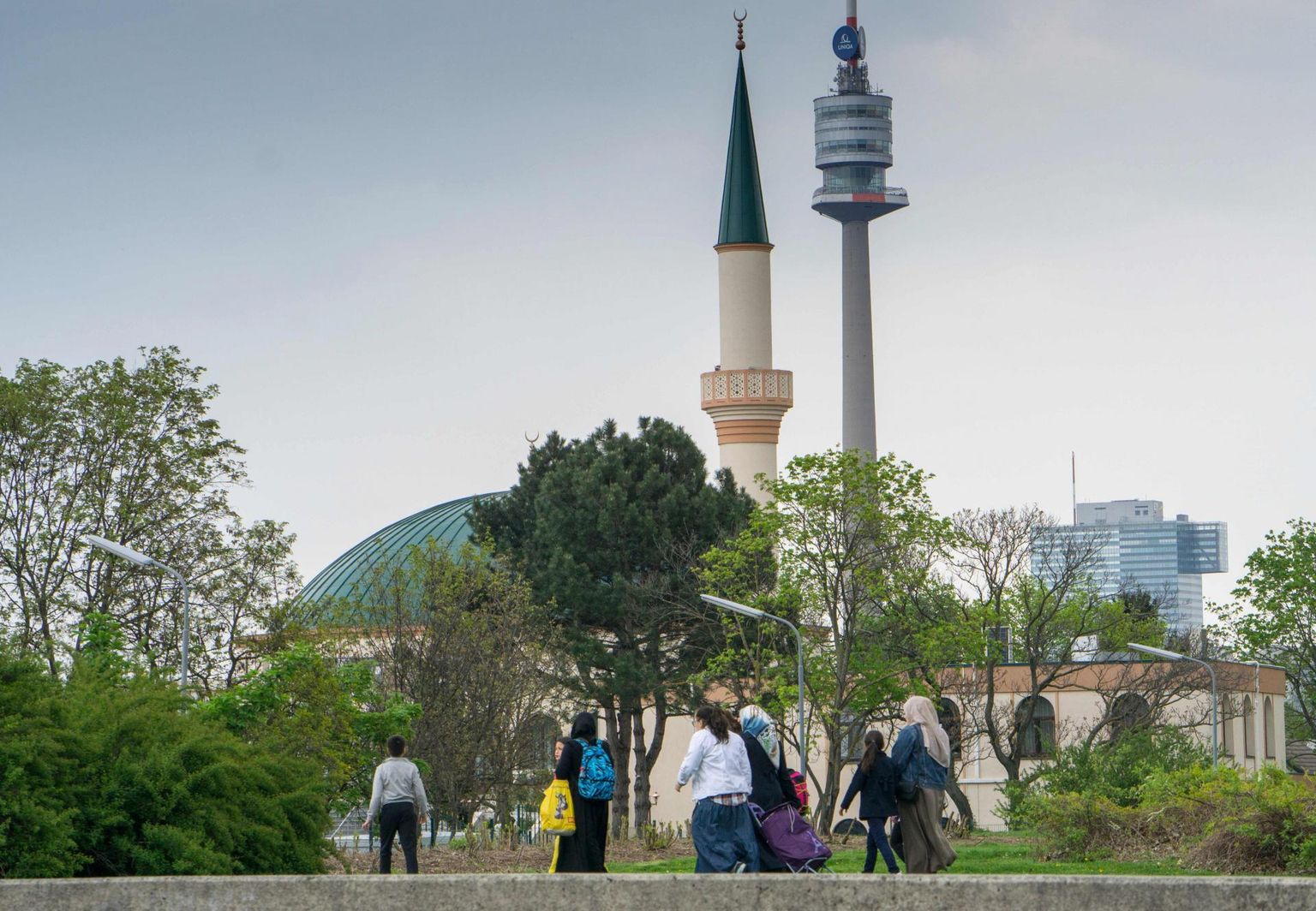 Inimesed Austria pealinnas Viinis islamikeskuse mošee poole kõndimas.