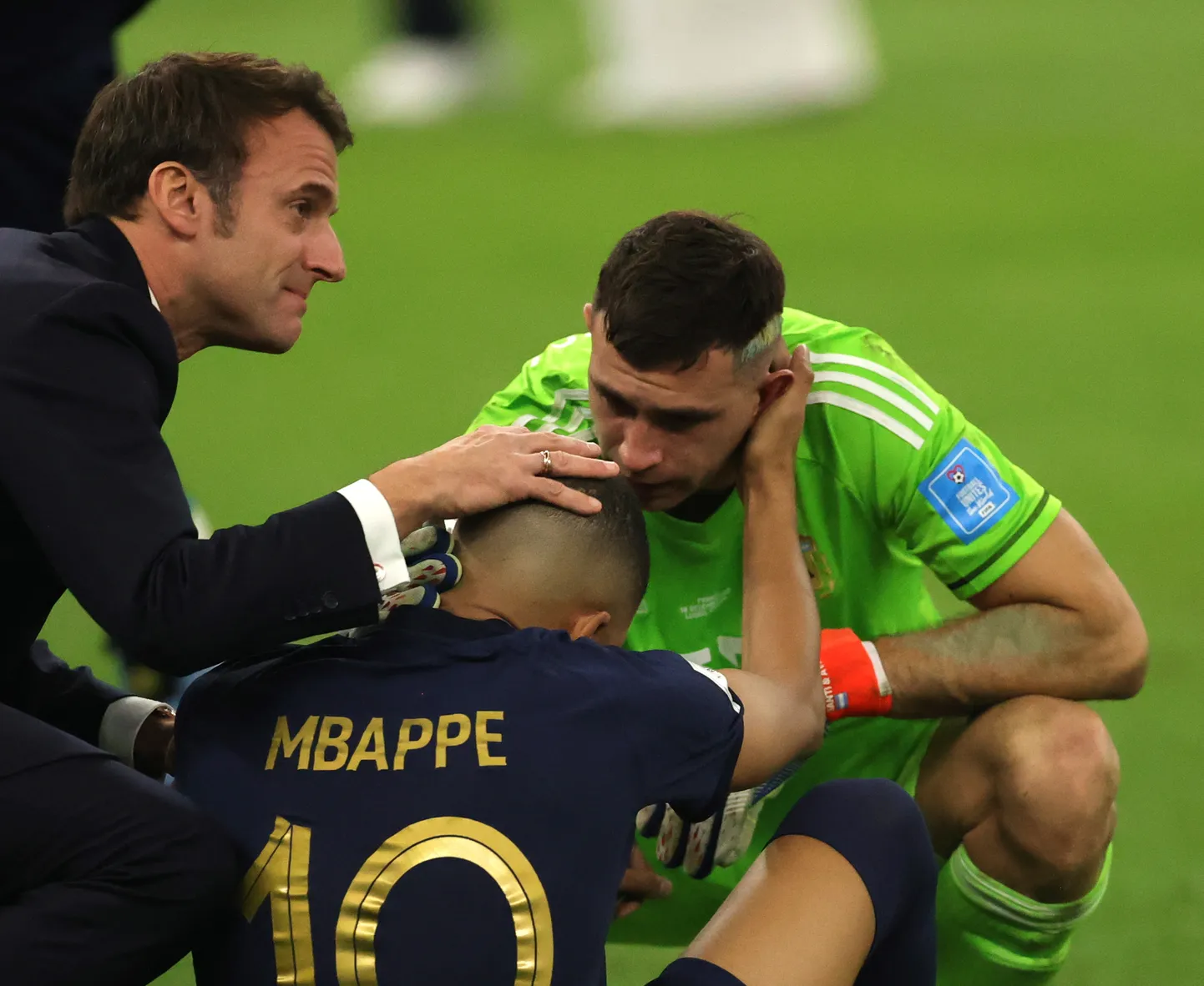 Kylian Mbappe polnud finaalmatši järel Emmanuel Macroniga (vasakul) suhtlemisest eriti vaimustuses. Rohelises vormis on Argentina puurilukk Emiliano Martínez.