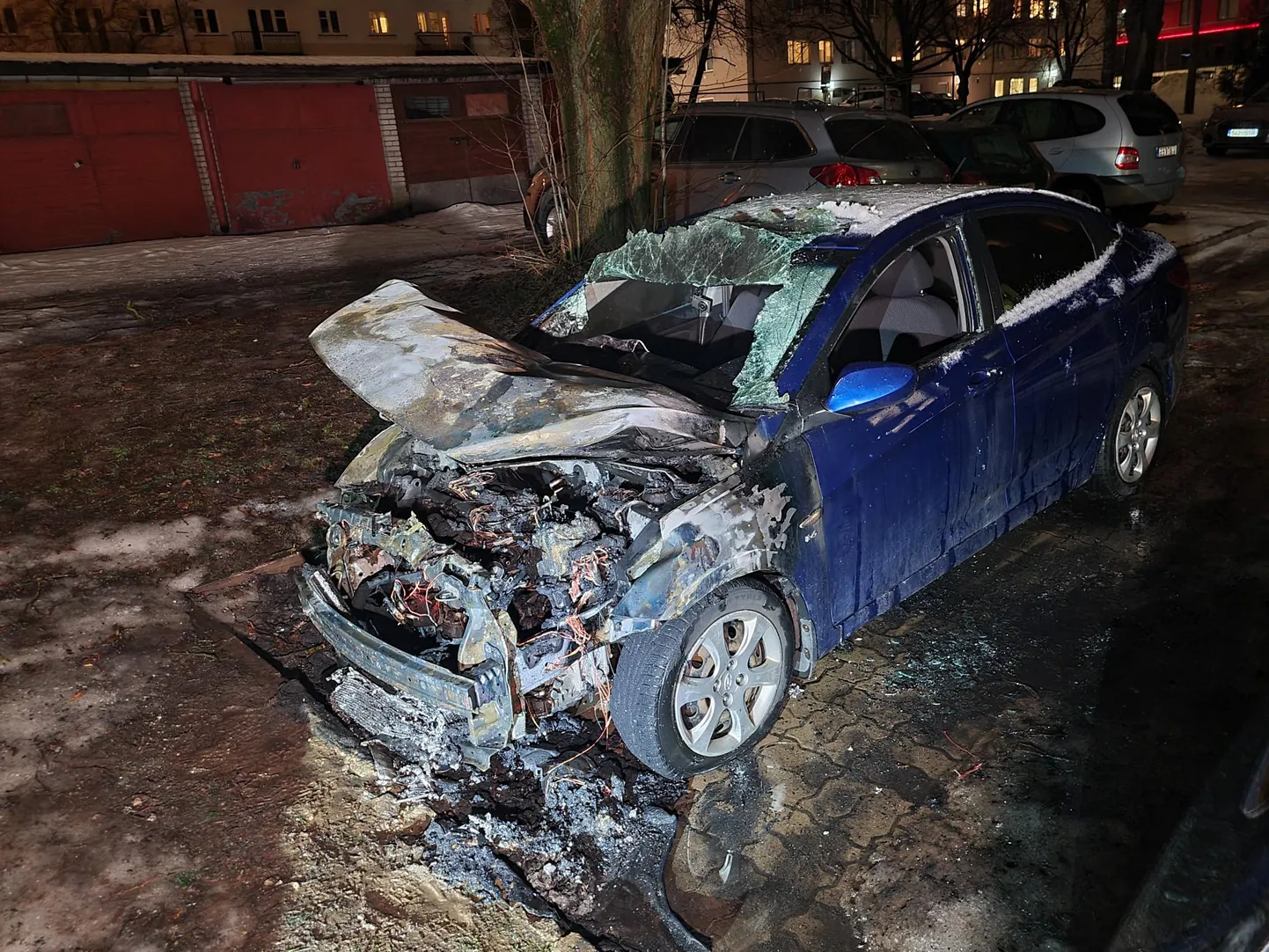 Сгоревший в центре Тарту автомобиль.