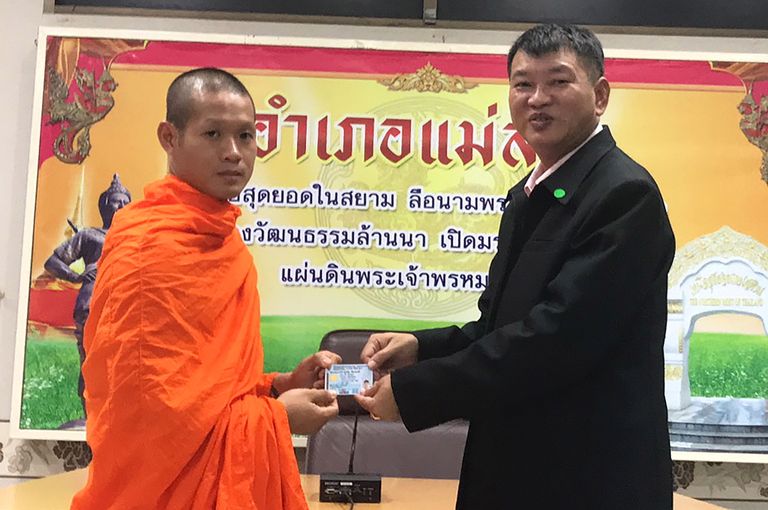 25-aastasele Ekapol Chanthawongile andis Tai isikutunnistuse Mae Sai piirkonna kuberner Somsak Kanakham