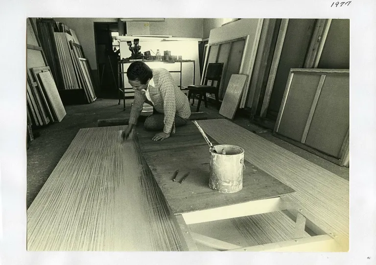 Park Seo-Bo töötab 1977. aastal oma Hapjeong-dong stuudios.