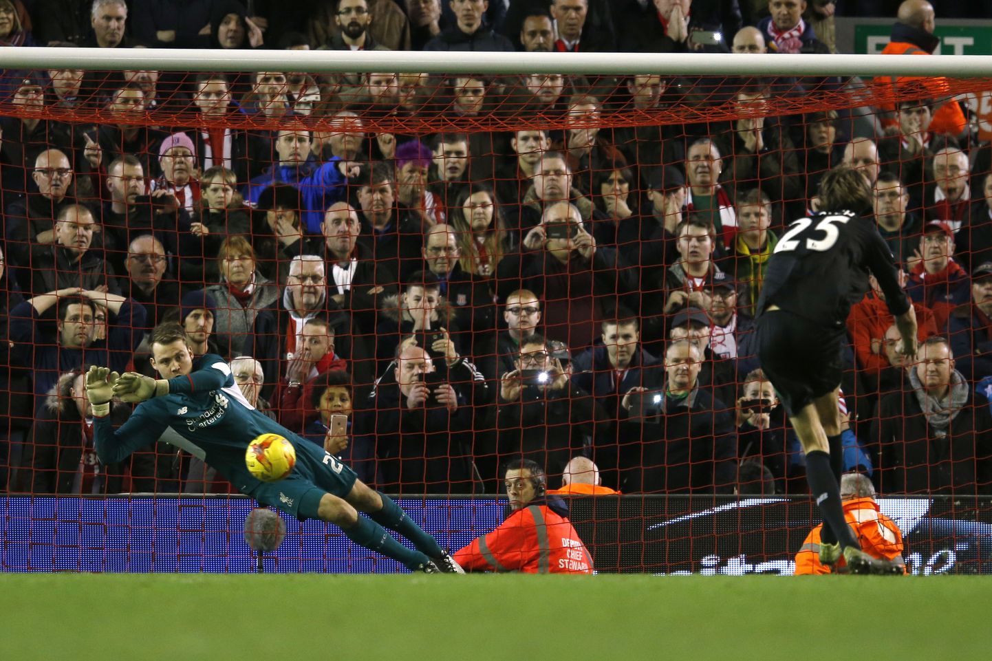 Simon Mignolet tõrjus penaltiseerias kaks lööki ja liigakarika finaali jõudis Liverpool.