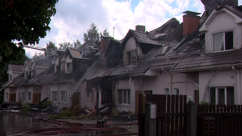VIDEO ⟩ Salaspilī teju pilnībā nodegusi rindu māja. Iedzīvotāji sūdzas par ugunsdzēsēju un pašvaldības darbu