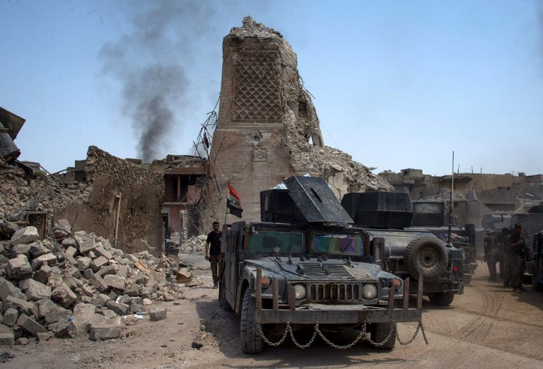 Iraagi julgeolekujõud iidse minareti kõrval, mis hävis lahingute käigus. Foto:FADEL SENNA/AFP/Scanpix
