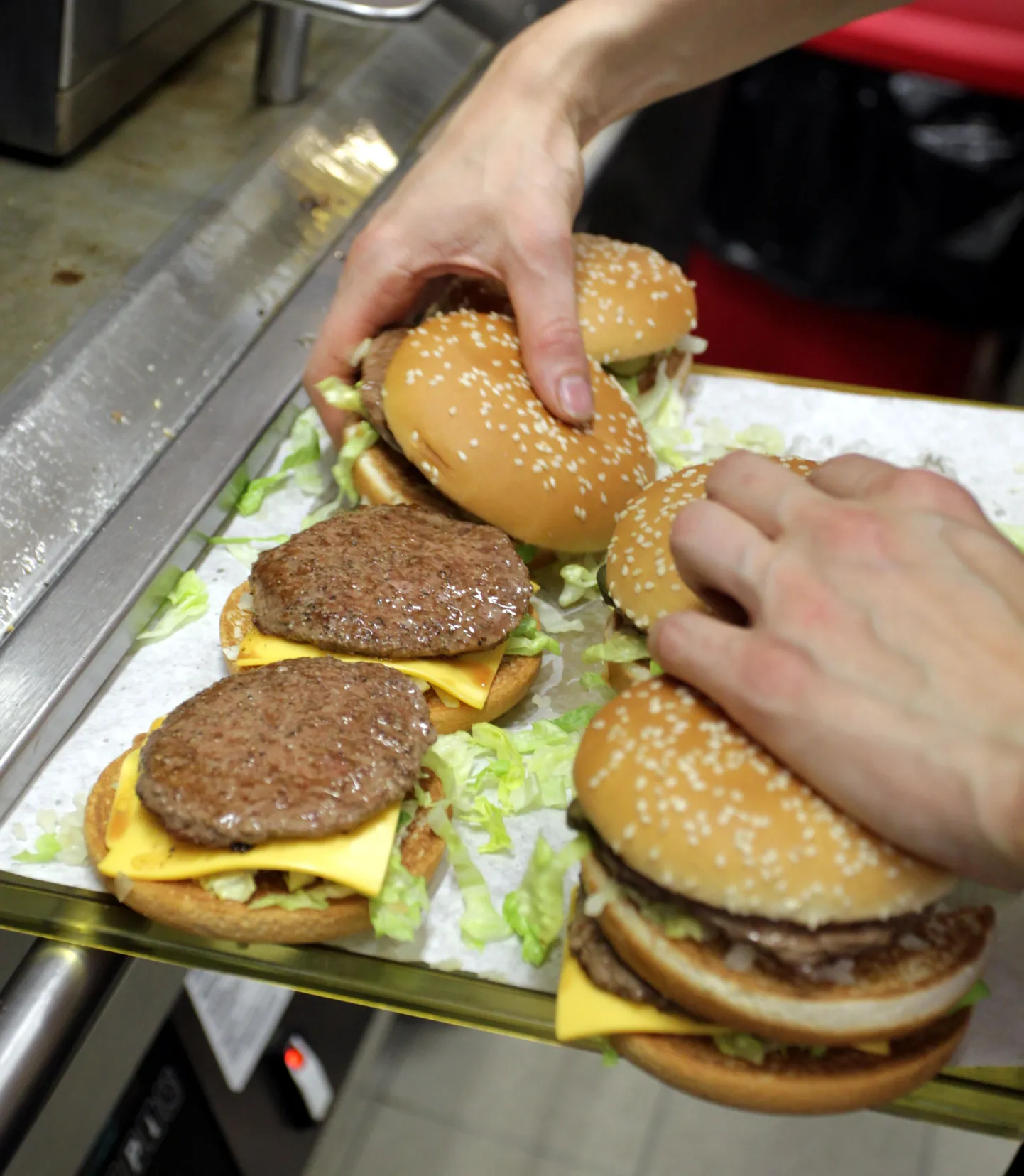 Гамбургеры из McDonalds.