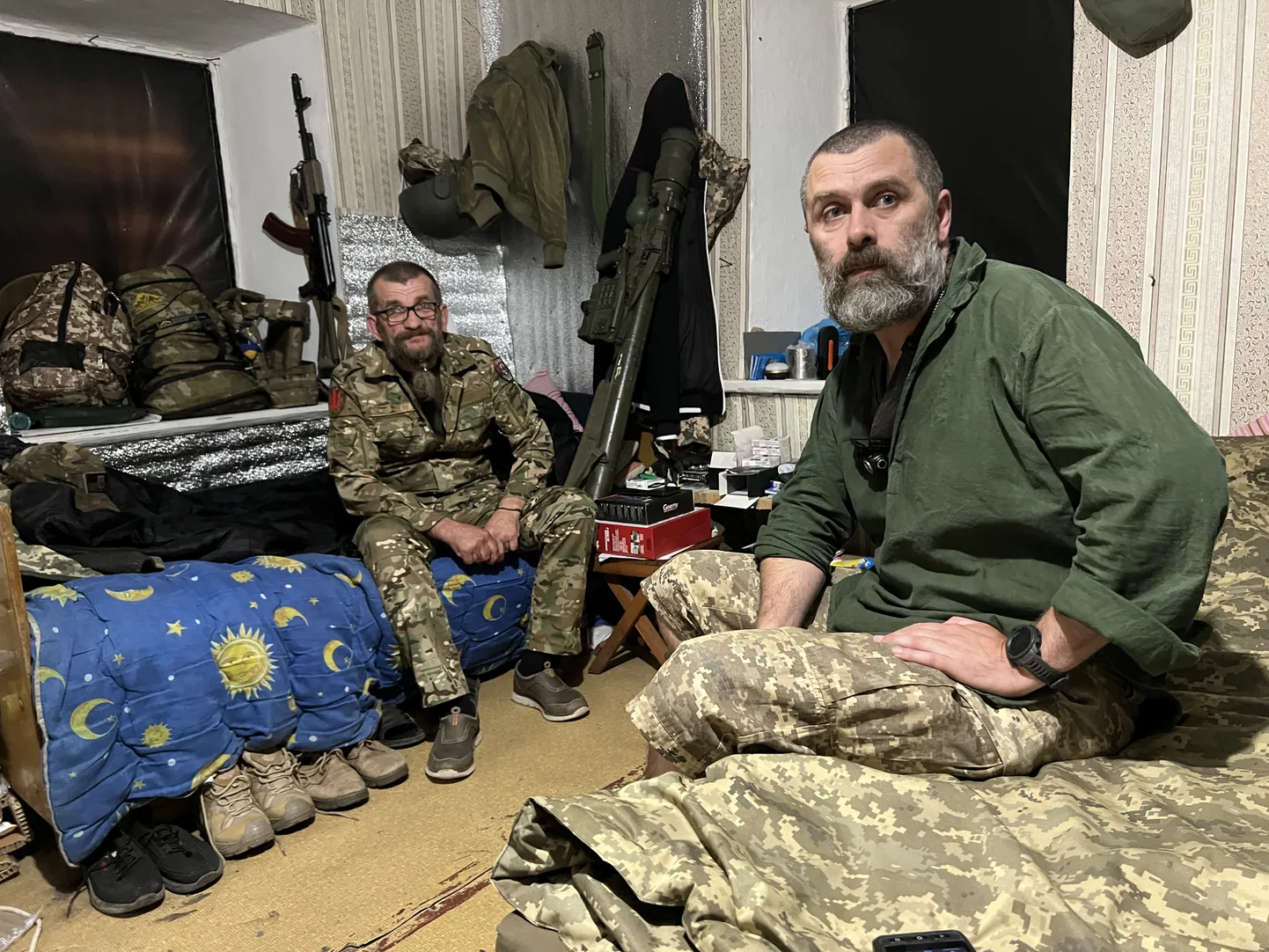 Ukraina 38. raketipolgu sõdurid Oleksandr ehk Druiid (vasakul) ja Andrii ehk Mor majas, kus nad igapäevaselt elavad koos veel kahe sõduriga. Druiidi vasakul käel paistab Poola kaasaskantav raketiheitja Pirun.