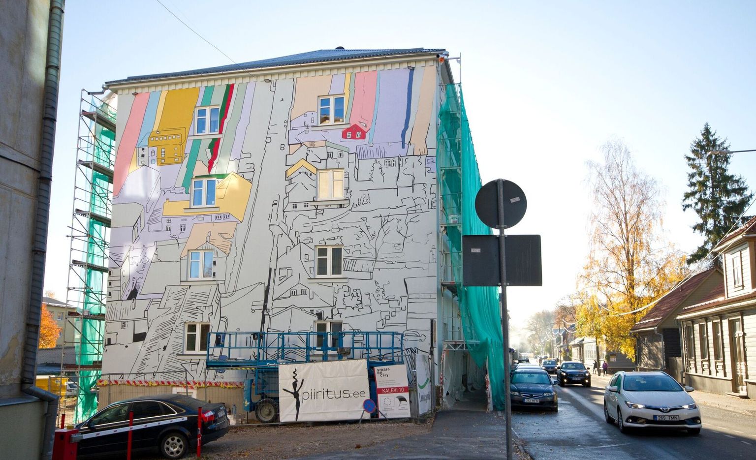 Karlova linnaossa Kalevi tänavale tegi kunstnik Katrin Piile mastaapse seinamaalingu «Värav Karlovasse».