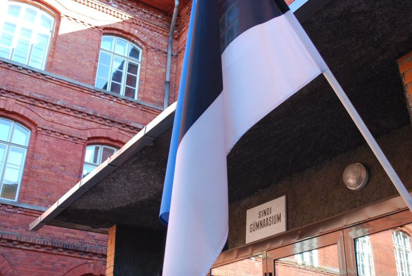 Eesti lipp Sindi gümnaasiumi hoone küljes.