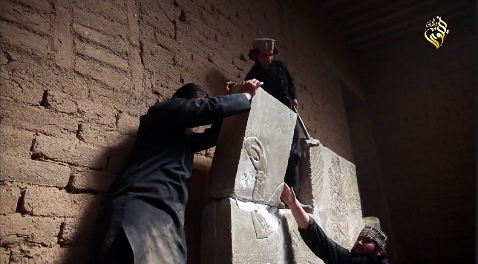 Islamiriigi mässulised Nimrudi hävitamas. Kaader on pärit eile õhtul avaldatud videost.