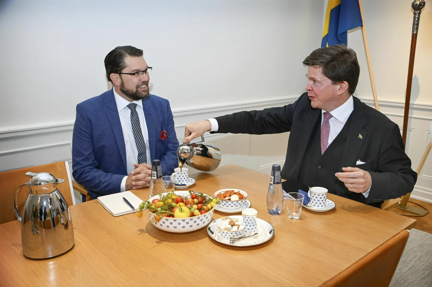 Rootsi uue valitsuse moodustamise protsessi juhtiv parlamendi spiiker, Moderaatide ridadesse kuuluv Andreas Norlén valab eile enne neljasilmavestlust kohvi paremäärmuslike Rootsi Demokraatide esimehe Jimmie Åkessoni tassi.