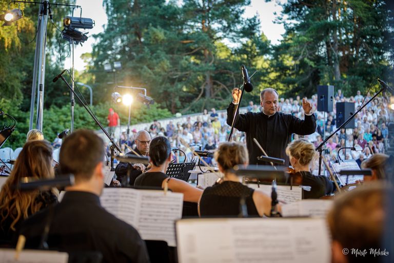 Operetes festivāla Galā koncerts 2022. gada augustā. Pie diriģenta pults - Atvars Lakstīgala.