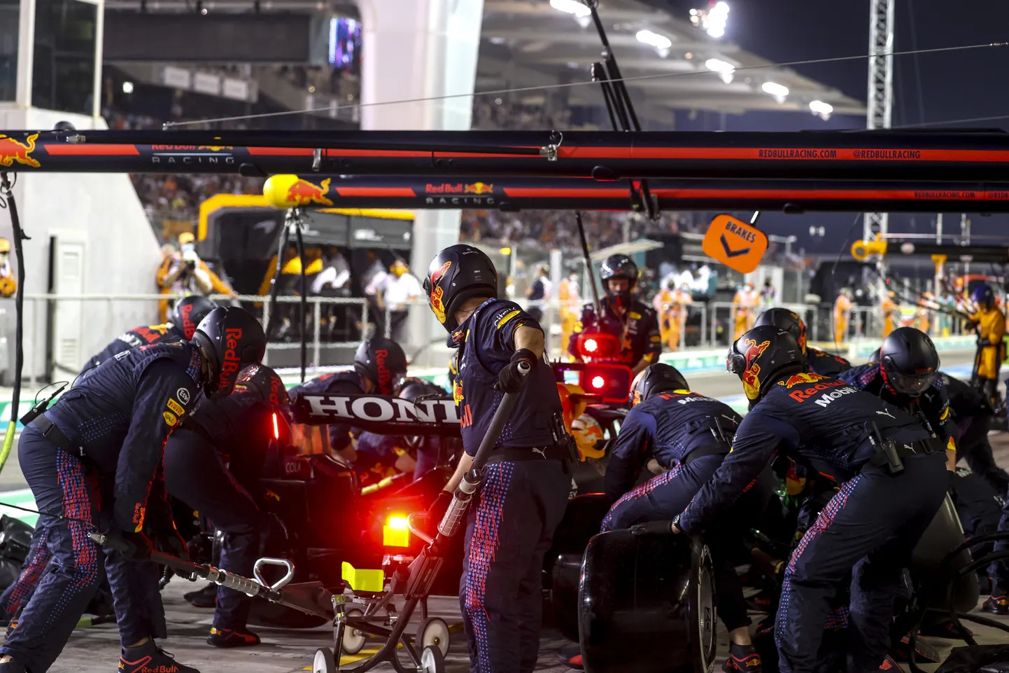 F1-sarja mehaanikute elu läheb üha keerulisemaks.