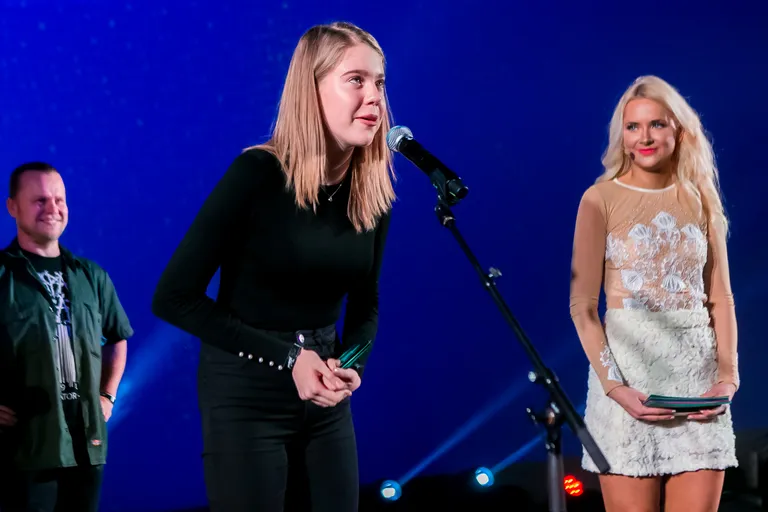 Juutuuber Laura Rannaväi ja saatejuht Brigitte Susanne Hunt. Eesti Sotsiaalmeedia auhinnad 2018