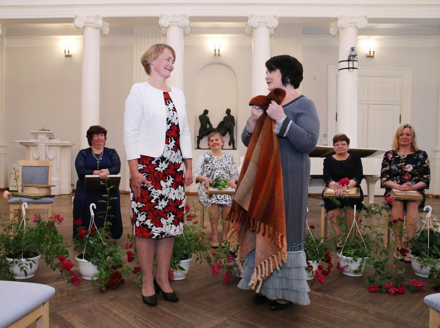 Tartumaa aasta emale ette nähtud suurräti pani Ene Pae (vasakul) õlgadele mullune laureaat Vaike Tiits.