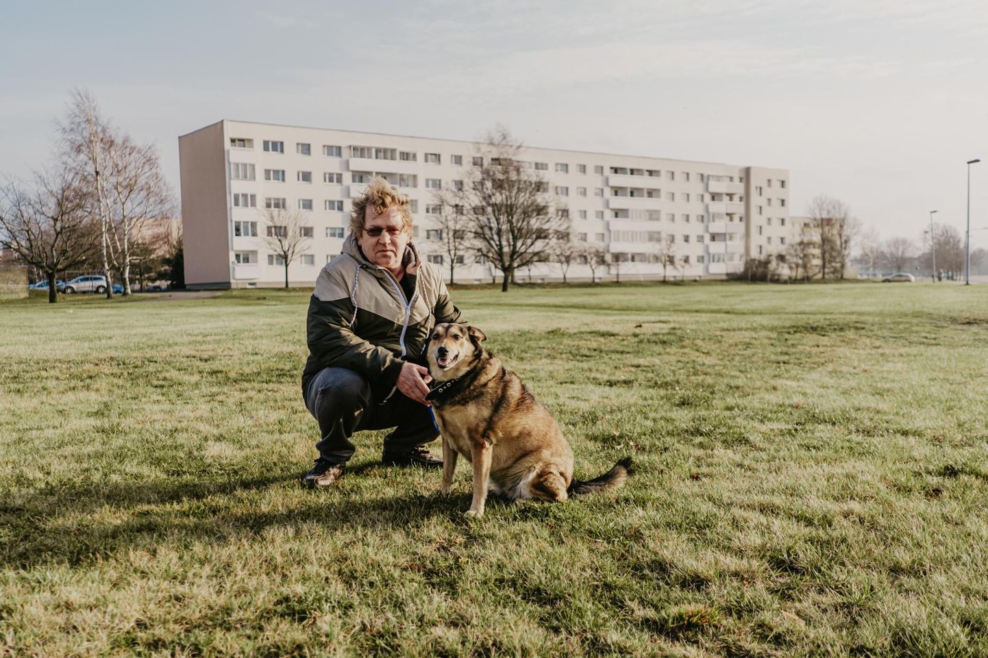 Pärnu Mai rajoonis lemmik Brandyga jalutanud Arved ütles, et koerteväljak on piirkonda väga oodatud. Plats peaks tulema mehe selja taha jäävale alale.