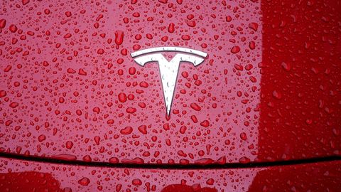 Tesla kutsub kapotivea tõttu tagasi üle 1,8 miljoni sõiduki