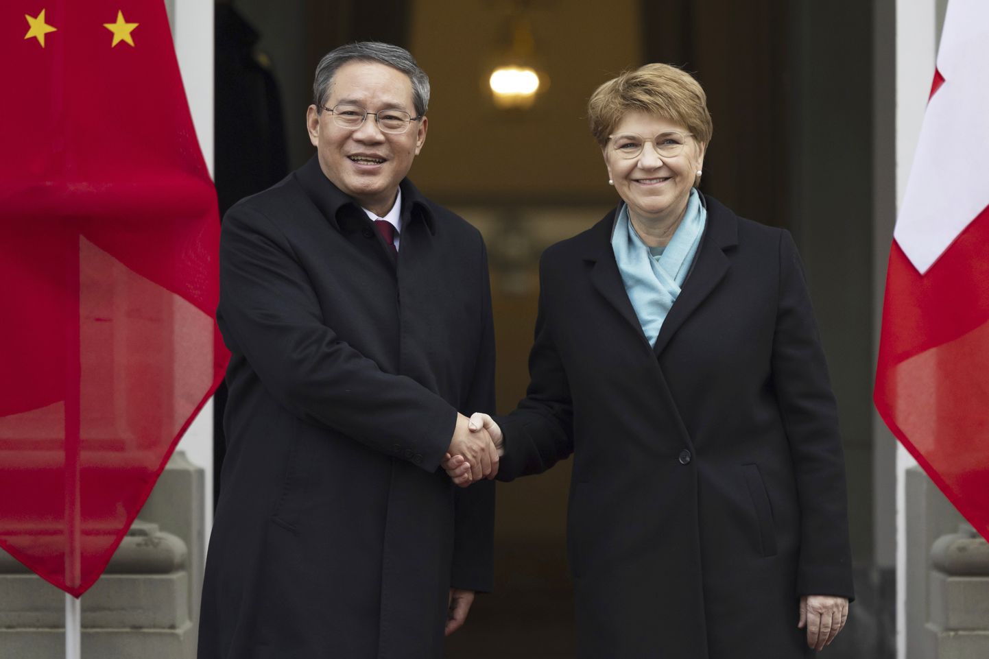Šveitsi president Viola Amherd ja Hiina peaminister Li Qiang.