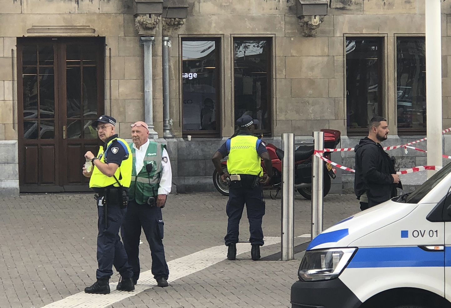 Policisti pie Amsterdamas centrālās dzelzceļa stacijas