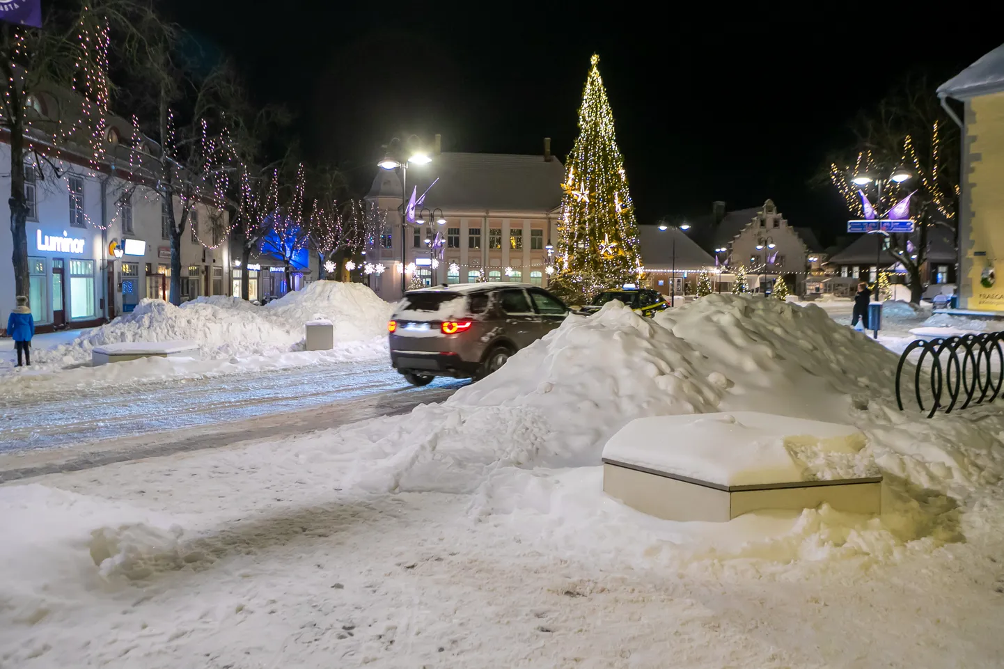 Kuressaare kesklinnast hakatakse lund ära viima ka nädalavahetusel.