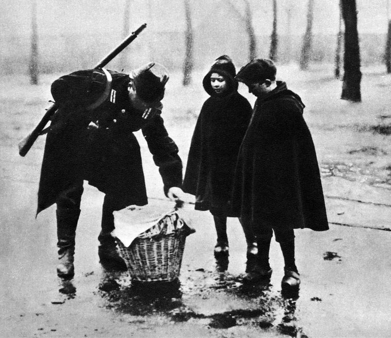 Солдат обыскивает корзинку детей. Первая Мировая война.