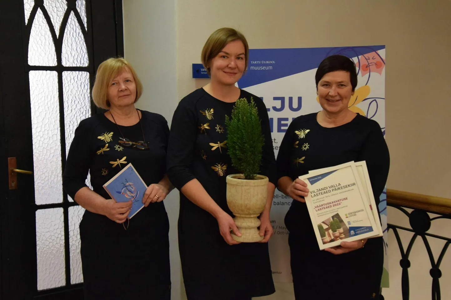 Viljandi valla Päikesekiire lasteaiast käisid tunnustust vastu võtmas (vasakult) majandusjuhataja Riina Jüris, õppejuht Viive Mägi ja direktor Astra Jamnes.