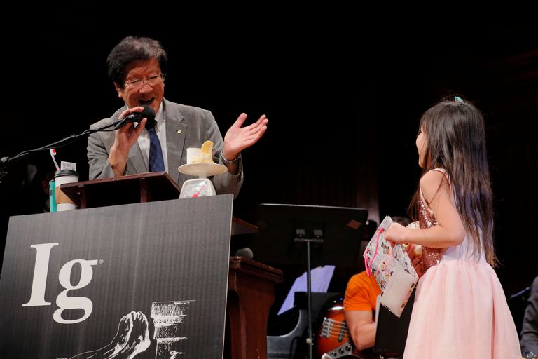 Jaapani teadlane Shigeru Watanabe pidamas nalja-Nobeli tänukõne, teda katkestas Miss Sweetie Poo Emily Yue-Lin Chen