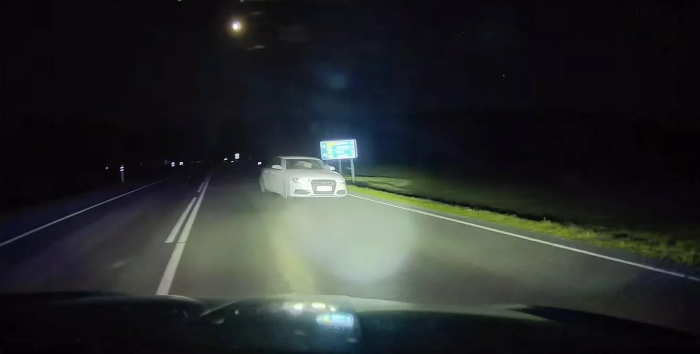 Audi juht otsustas patrulli peatumismärguannet eirata.