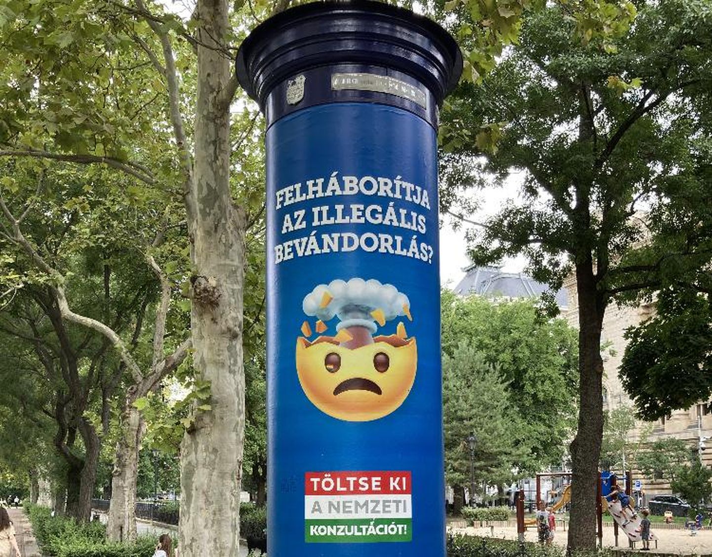 Plakat Budapestis, mis küsib: kas ebaseaduslik ränne vihastab sind.
