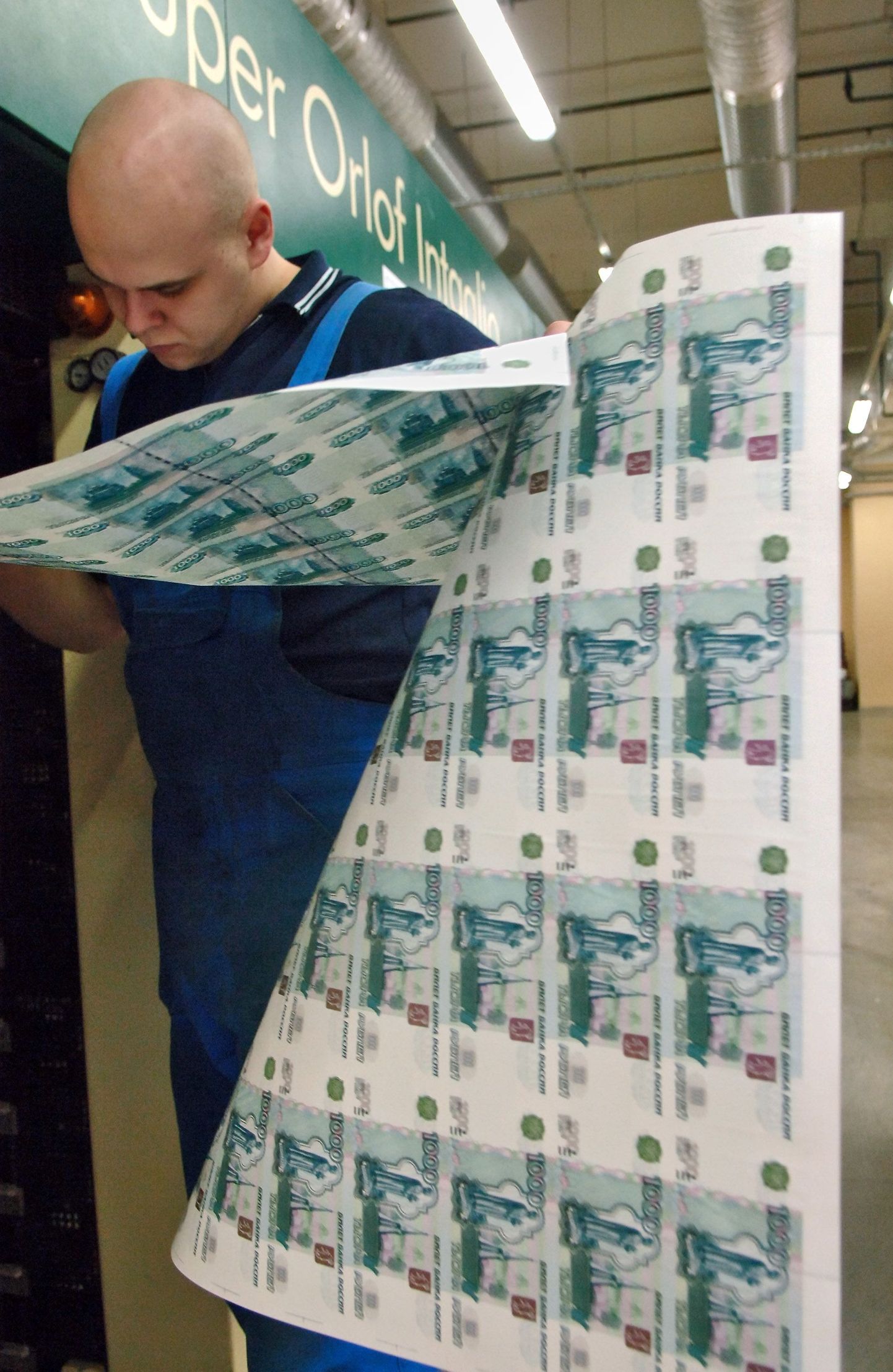 1000-rublaste rahatähtede kvaliteedikontroll Moskva trükikojas.