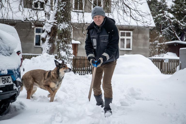 Уборка тяжелого снега равнозначна тренировке. Проживающий в Нымме Калло (47) и его собака Лотте.