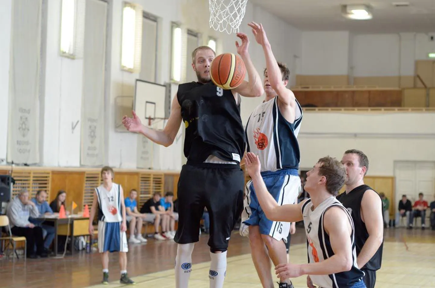 Maakonna meistrivõistluste finaalis alistas AP Mets (mustades) ühe punktiga Spordikooli.