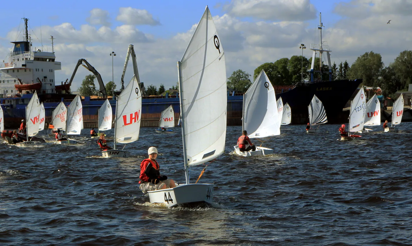 Eesti Optimist-klassi LHV võistlussarja Pärnu etapil startis ligi poolsada roolimeest kaheksast jahtklubist.