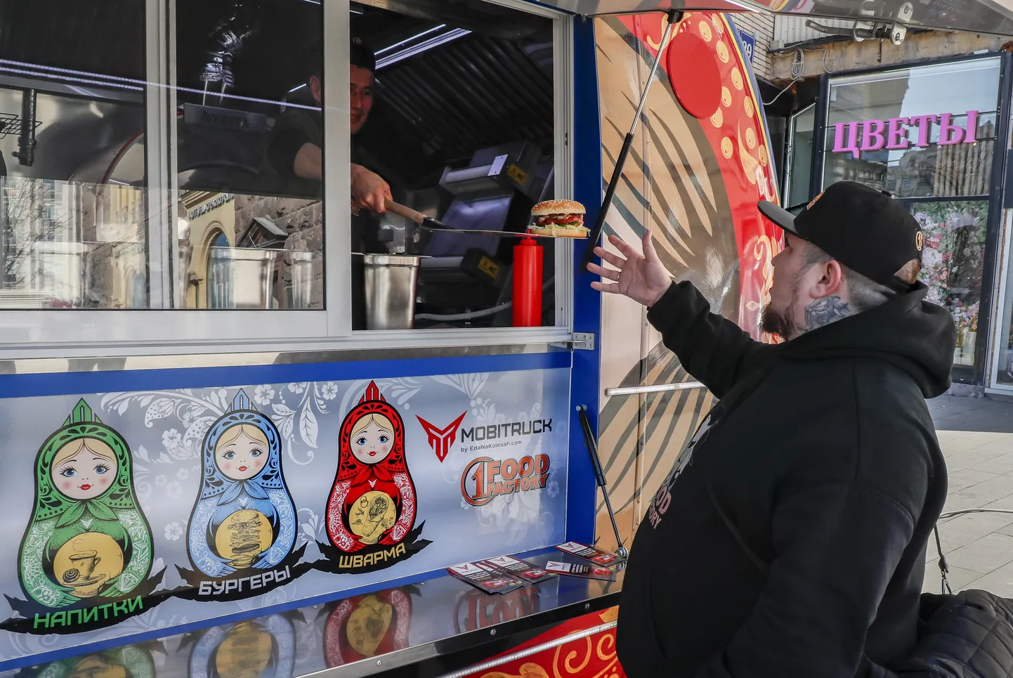 Burgeri ulatamine meesterahvale Venemaa vanima Moskva McDonald'si restorani ette pargitud toidulavkast Matrjoška 18. märtsil 2022.