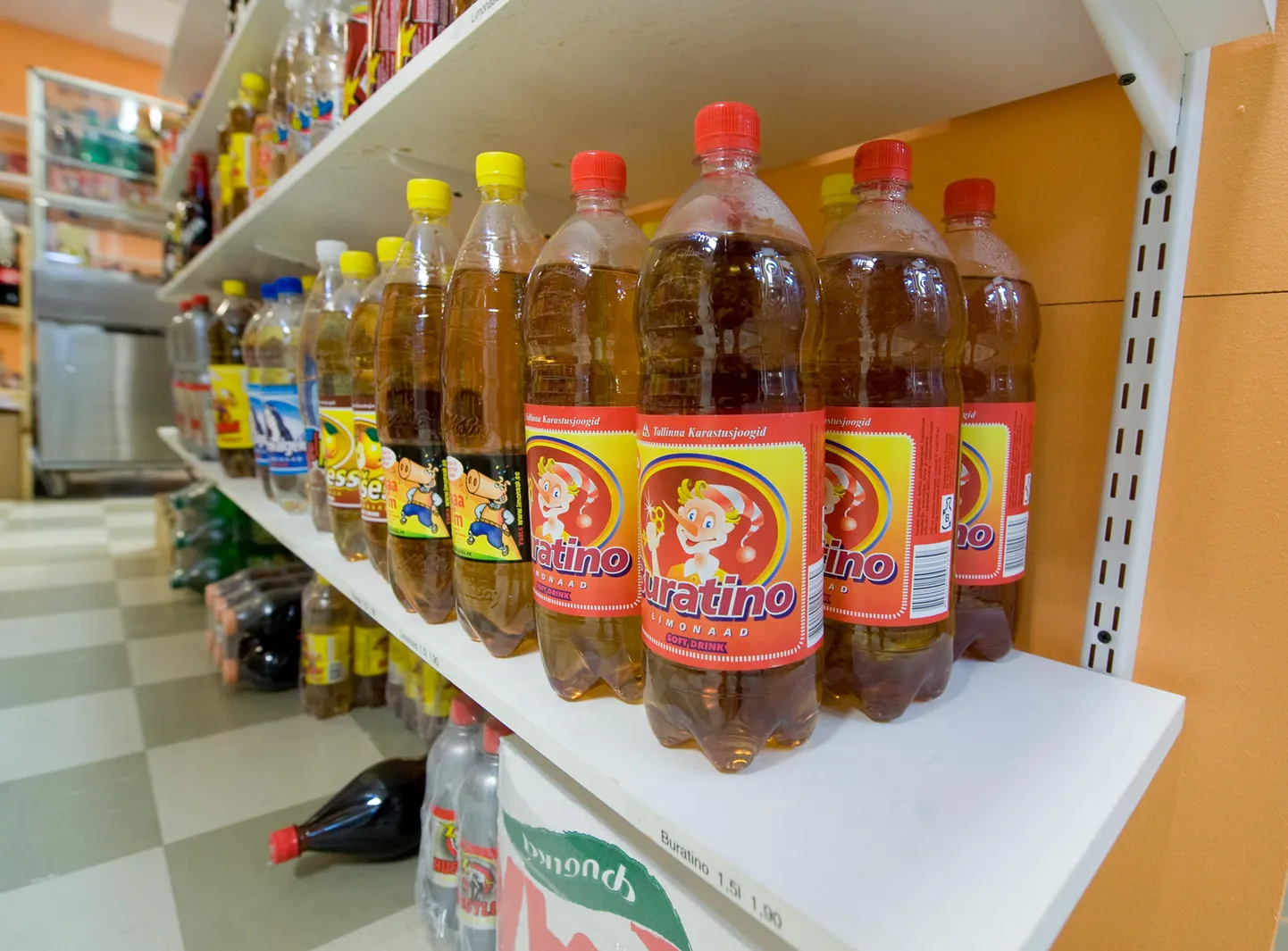 Eesti limonaadid Soomes asuvas poes 2011. aastal, kui magusate jookide maks Soomes kehtestati.