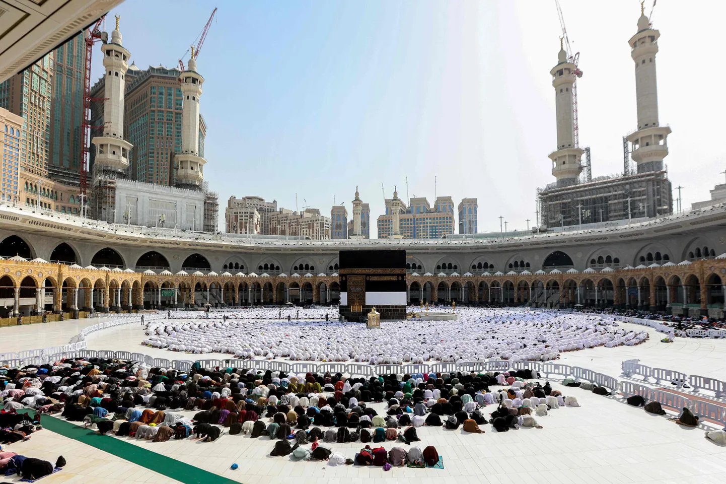 Moslemid palvetamas Saudi Araabia püha linna Meka Suurmošees ümber Kaaba.